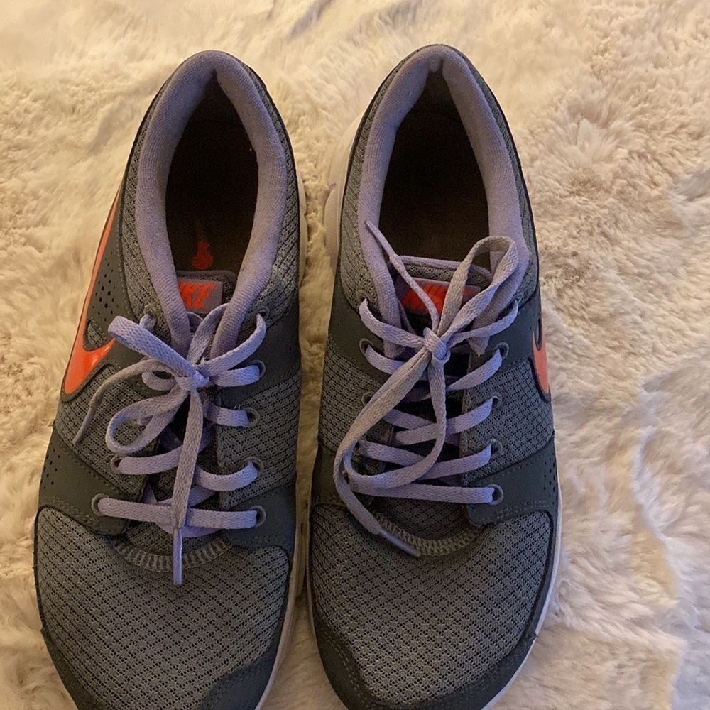 Nike womens running shoe - Picture 3 of 7